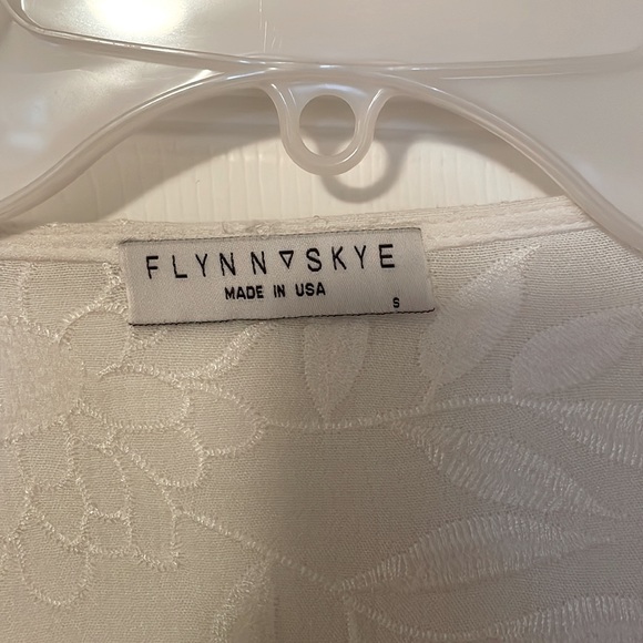 Flynn Skye lightly work white flow, front tie top - Picture 3 of 3